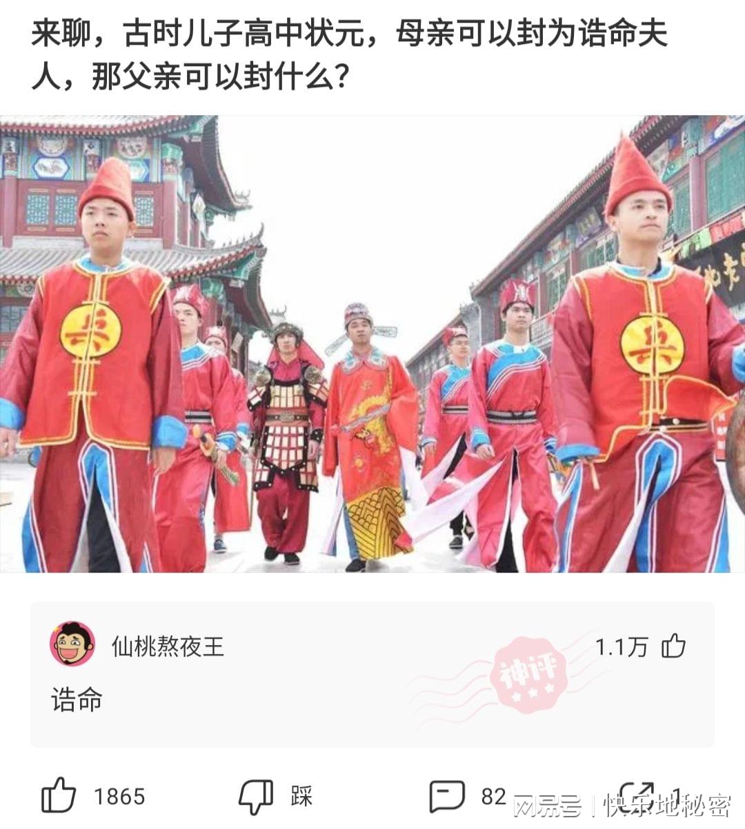 神回复：三个人同时上厕所，你们会聊些什么？