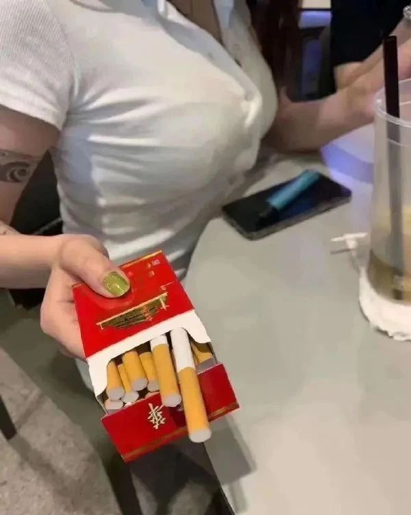 一刻午间版:上山祈求姻缘,还没等下山,初吻就没了! 一刻午间版:上山祈求姻缘,还没等下山,初吻就没了!