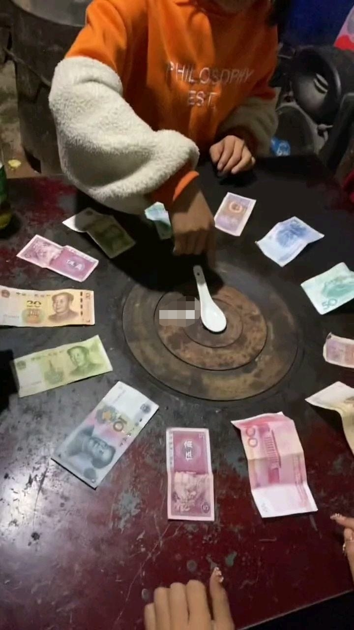 轻松一刻:这灯真好看,让人想起那个动荡的夜晚! 轻松一刻:这灯真好看,让人想起那个动荡的夜晚!