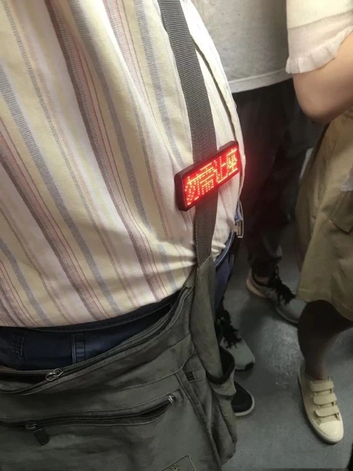 轻松一刻:古有沉香劈山救母,今有小伙翘柜救“妻” 轻松一刻:古有沉香劈山救母,今有小伙翘柜救“妻”