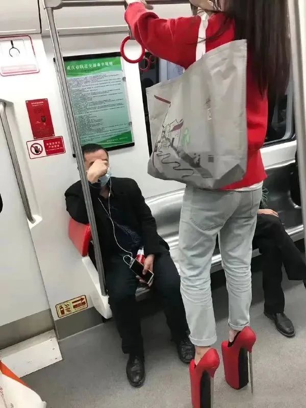 轻松一刻:古有沉香劈山救母,今有小伙翘柜救“妻” 轻松一刻:古有沉香劈山救母,今有小伙翘柜救“妻”