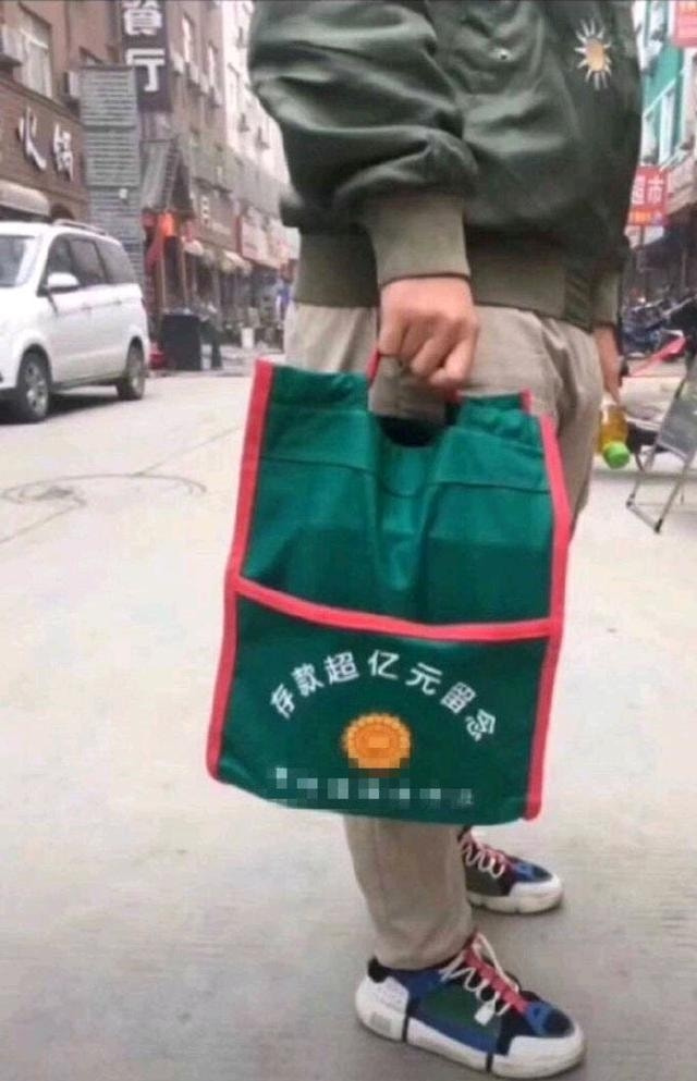 轻松一刻:年度大猎奇!村书记竟爱上了喷水机? 轻松一刻:年度大猎奇!村书记竟爱上了喷水机?