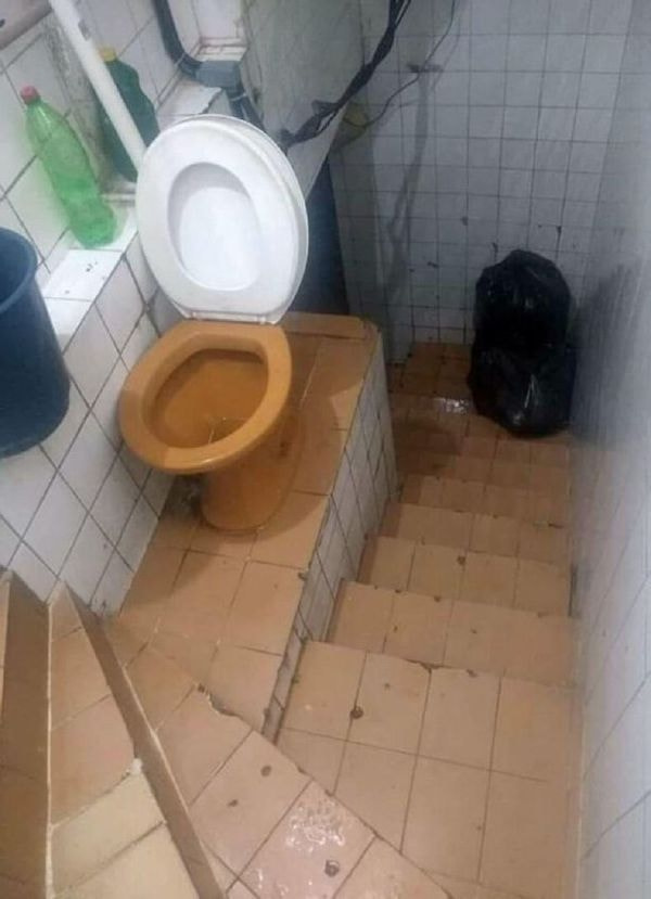 轻松一刻:年度大猎奇!村书记竟爱上了喷水机? 轻松一刻:年度大猎奇!村书记竟爱上了喷水机?