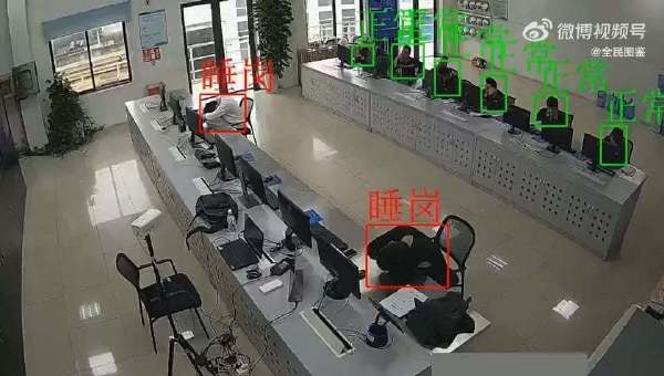 轻松一刻:年度大猎奇!村书记竟爱上了喷水机? 轻松一刻:年度大猎奇!村书记竟爱上了喷水机?