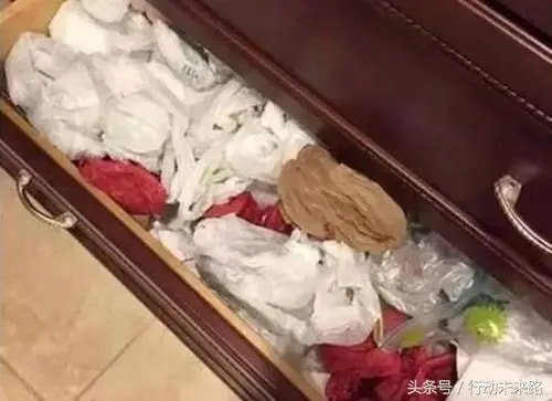 轻松一刻:年度大猎奇!村书记竟爱上了喷水机? 轻松一刻:年度大猎奇!村书记竟爱上了喷水机?