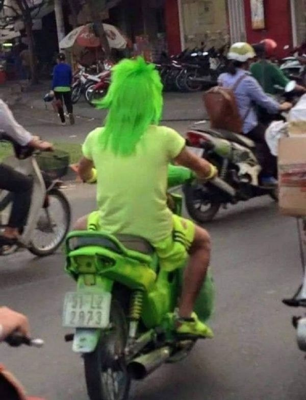 轻松一刻:年度大猎奇!村书记竟爱上了喷水机? 轻松一刻:年度大猎奇!村书记竟爱上了喷水机?