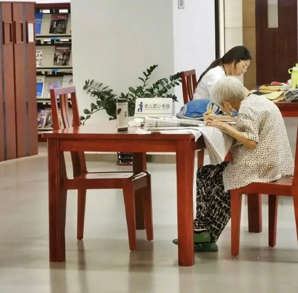 轻松一刻午间版:好家伙!85岁了还一次性叫4个技师 轻松一刻午间版:好家伙!85岁了还一次性叫4个技师