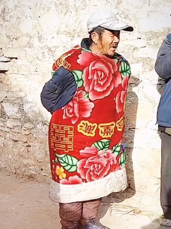 轻松一刻午间版:好家伙!85岁了还一次性叫4个技师 轻松一刻午间版:好家伙!85岁了还一次性叫4个技师