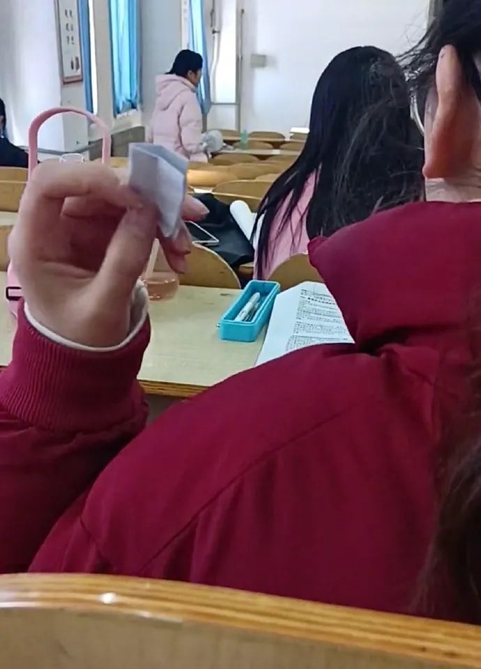 轻松一刻:单身女生的跨年准备动作,没眼看啊! 轻松一刻:单身女生的跨年准备动作,没眼看啊!
