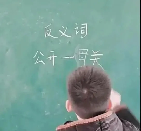 轻松一刻:单身女生的跨年准备动作,没眼看啊! 轻松一刻:单身女生的跨年准备动作,没眼看啊!