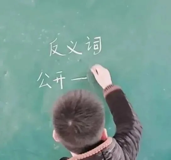 轻松一刻:单身女生的跨年准备动作,没眼看啊! 轻松一刻:单身女生的跨年准备动作,没眼看啊!