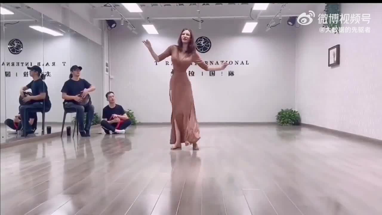 轻松一刻:据说脱了bra和胖次，2022就没有凶兆和苦头？