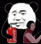 熊猫头抱着蔡根花喝可口可乐