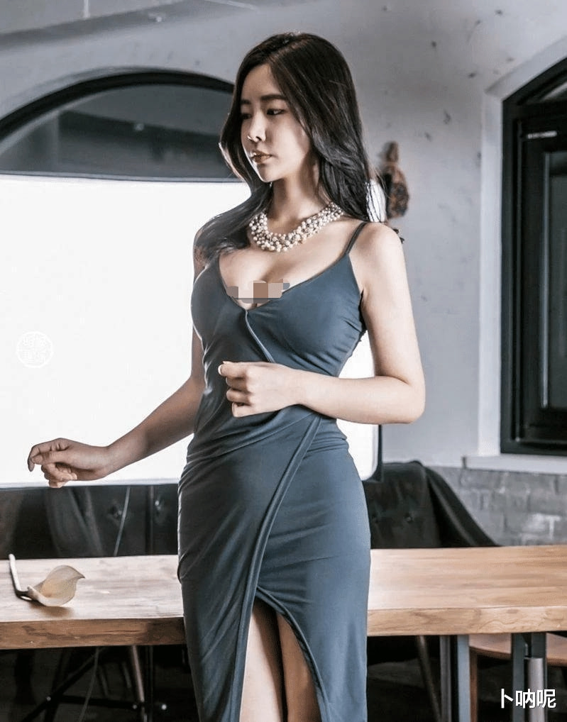 老板娘穿着健身瑜伽裤就来上班,说句实话,我都不太好意思直视她。 老板娘穿着健身瑜伽裤就来上班,说句实话,我都不太好意思直视她。