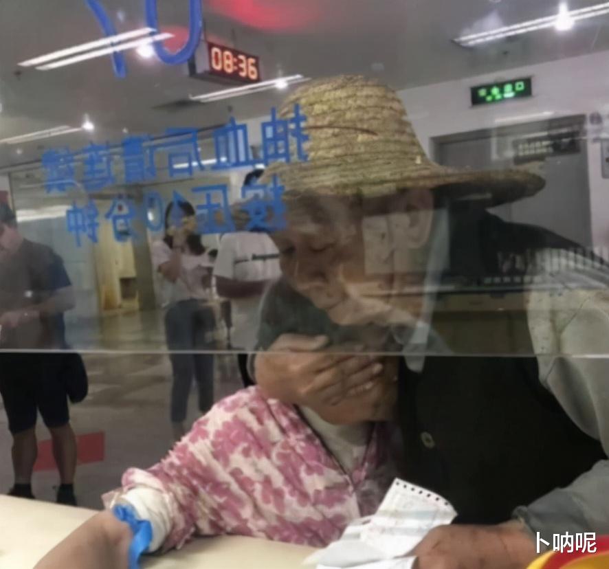老板娘穿着健身瑜伽裤就来上班,说句实话,我都不太好意思直视她。 老板娘穿着健身瑜伽裤就来上班,说句实话,我都不太好意思直视她。