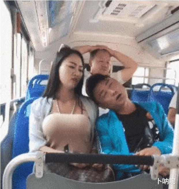 老板娘穿着健身瑜伽裤就来上班,说句实话,我都不太好意思直视她。 老板娘穿着健身瑜伽裤就来上班,说句实话,我都不太好意思直视她。
