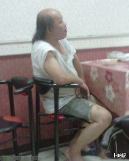 老板娘穿着健身瑜伽裤就来上班,说句实话,我都不太好意思直视她。 老板娘穿着健身瑜伽裤就来上班,说句实话,我都不太好意思直视她。