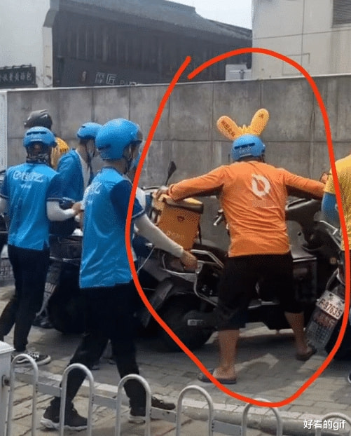 “这位外卖小哥是谁家派来的?”哈哈哈评论区脑洞大开 “这位外卖小哥是谁家派来的?”哈哈哈评论区脑洞大开