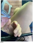 她看上去好像有点冷 她看上去好像有点冷