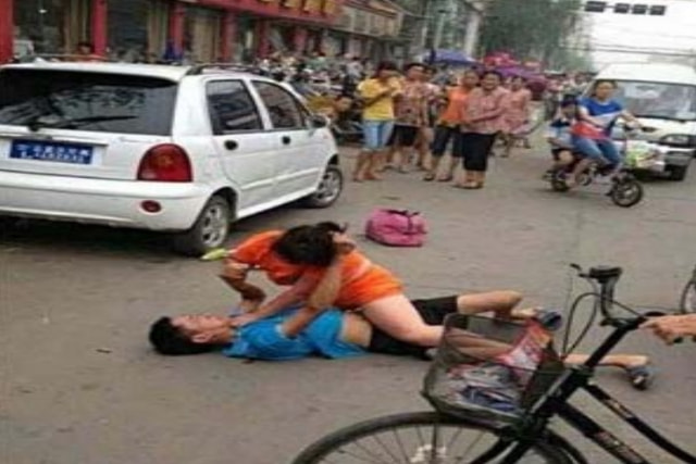 美女和自己老公打得也太激烈了,大家都过来围观了,尴尬不? 美女和自己老公打得也太激烈了,大家都过来围观了,尴尬不?