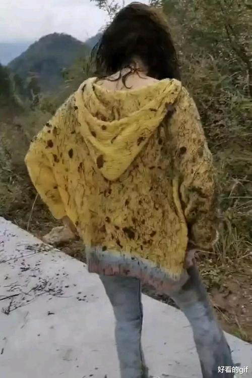 “朋友老炫耀他家的浴缸,我觉得少了点什么...”哈哈哈滑盖的吧! “朋友老炫耀他家的浴缸,我觉得少了点什么...”哈哈哈滑盖的吧!