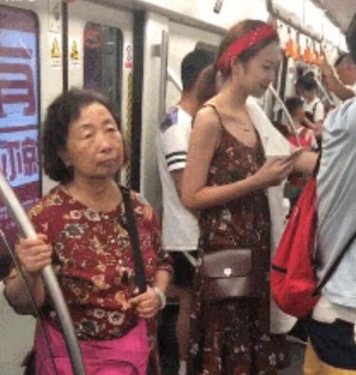 撞衫不可怕,谁丑谁尴尬,这位妹子不淡定了,只想赶紧下车 撞衫不可怕,谁丑谁尴尬,这位妹子不淡定了,只想赶紧下车