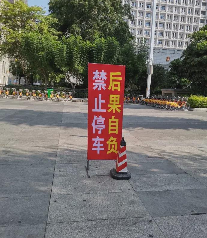 “跟男友第一次住宾馆,洗澡间挂个毛笔啥意思?”哈哈哈 “跟男友第一次住宾馆,洗澡间挂个毛笔啥意思?”哈哈哈