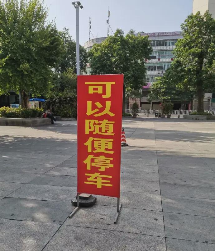 “跟男友第一次住宾馆,洗澡间挂个毛笔啥意思?”哈哈哈 “跟男友第一次住宾馆,洗澡间挂个毛笔啥意思?”哈哈哈