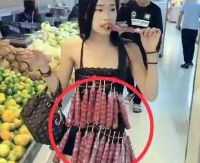 姑娘,您这衣服确实很任性,走在大街上完全成了焦点!哈哈哈 姑娘,您这衣服确实很任性,走在大街上完全成了焦点!哈哈哈