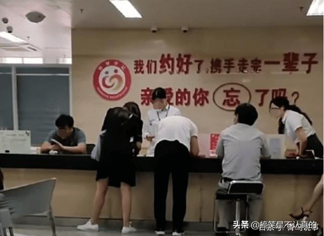 高挑的美女模特与老公在街上并行，别说是身高，就连气质也碾压了