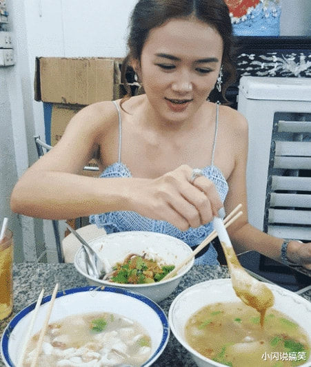 “华山的仙人脚印,有两只脚那么大...”哈哈哈这tm不是滑了一下? “华山的仙人脚印,有两只脚那么大...”哈哈哈这tm不是滑了一下?