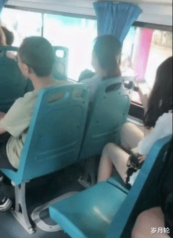 妹子相亲还不摘口罩,不会是个龅牙吧?哈哈哈 妹子相亲还不摘口罩,不会是个龅牙吧?哈哈哈
