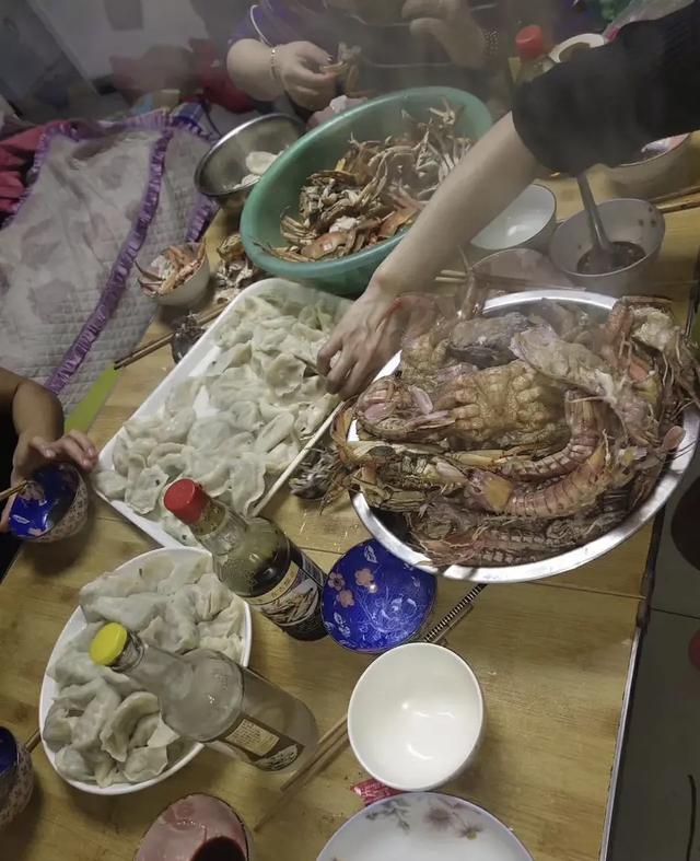 大哥,后面真的是你女朋友吗,这样的穿着,跟你也太不搭了吧 大哥,后面真的是你女朋友吗,这样的穿着,跟你也太不搭了吧