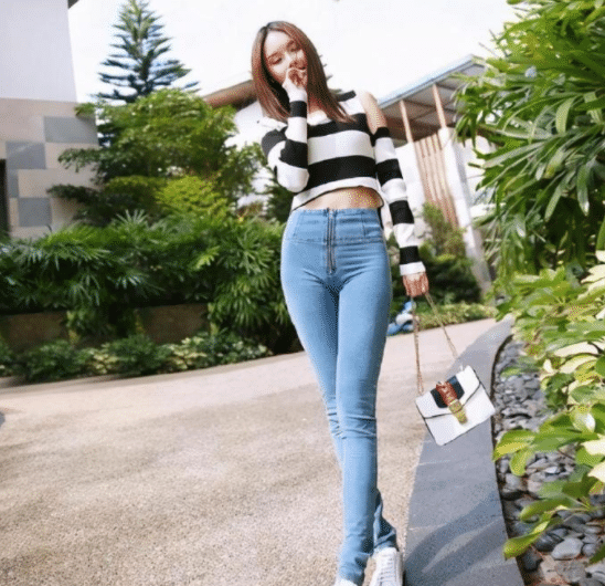 这位女同学,长得好看也没必要这样穿啊,哈哈哈裤子上的拉链好尴尬 这位女同学,长得好看也没必要这样穿啊,哈哈哈裤子上的拉链好尴尬