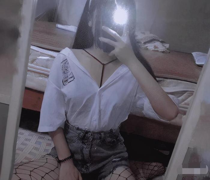 “姑娘,下次自拍记得别开闪光灯”多尴尬啊,哈哈哈哈哈哈! “姑娘,下次自拍记得别开闪光灯”多尴尬啊,哈哈哈哈哈哈!