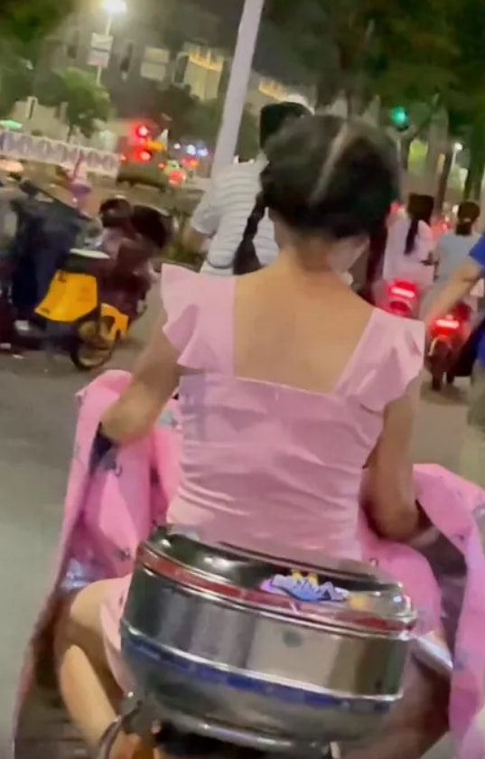 轻松一刻:深夜长腿美女在狂风中奔跑,仔细一看竟是 轻松一刻:深夜长腿美女在狂风中奔跑,仔细一看竟是