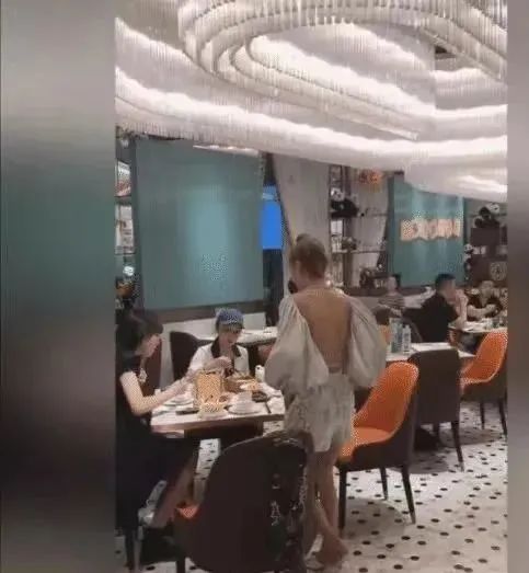 轻松一刻:深夜长腿美女在狂风中奔跑,仔细一看竟是 轻松一刻:深夜长腿美女在狂风中奔跑,仔细一看竟是