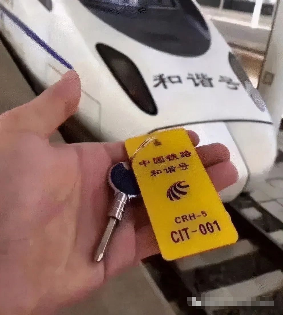 轻松一刻:深夜长腿美女在狂风中奔跑,仔细一看竟是 轻松一刻:深夜长腿美女在狂风中奔跑,仔细一看竟是