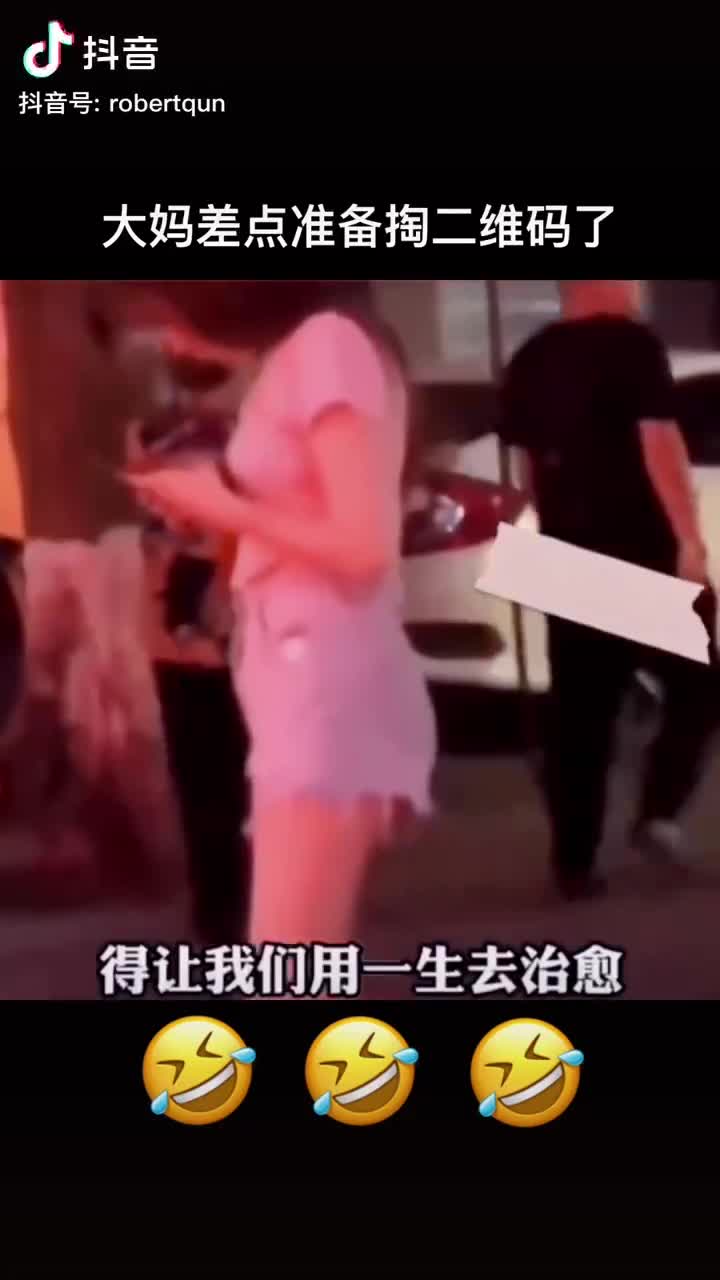 轻松一刻:深夜长腿美女在狂风中奔跑，仔细一看竟是