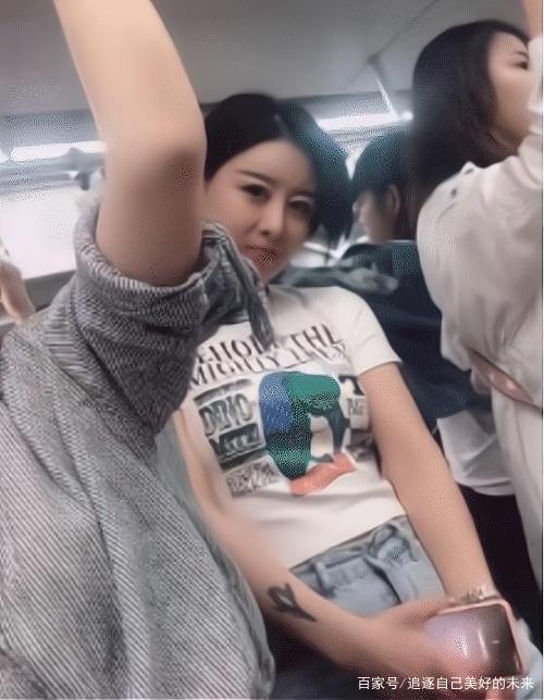 地铁上偷拍一个带刺青的漂亮姑娘,被发现了!请问我该怎么解释? 地铁上偷拍一个带刺青的漂亮姑娘,被发现了!请问我该怎么解释?