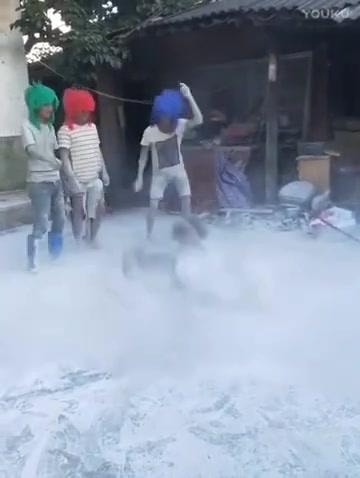 轻松一刻:见过当花瓶的,没见过当球瓶的! 轻松一刻:见过当花瓶的,没见过当球瓶的!