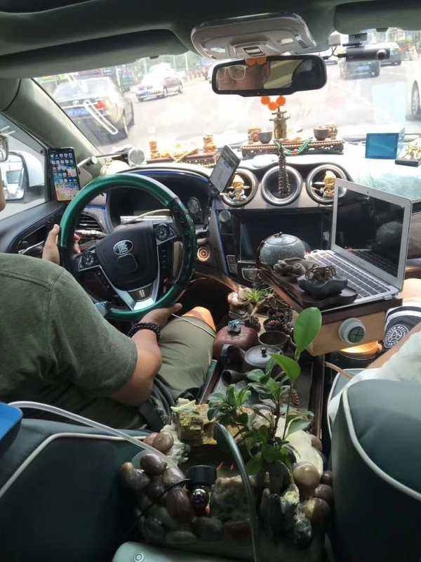 轻松一刻:见过当花瓶的,没见过当球瓶的! 轻松一刻:见过当花瓶的,没见过当球瓶的!