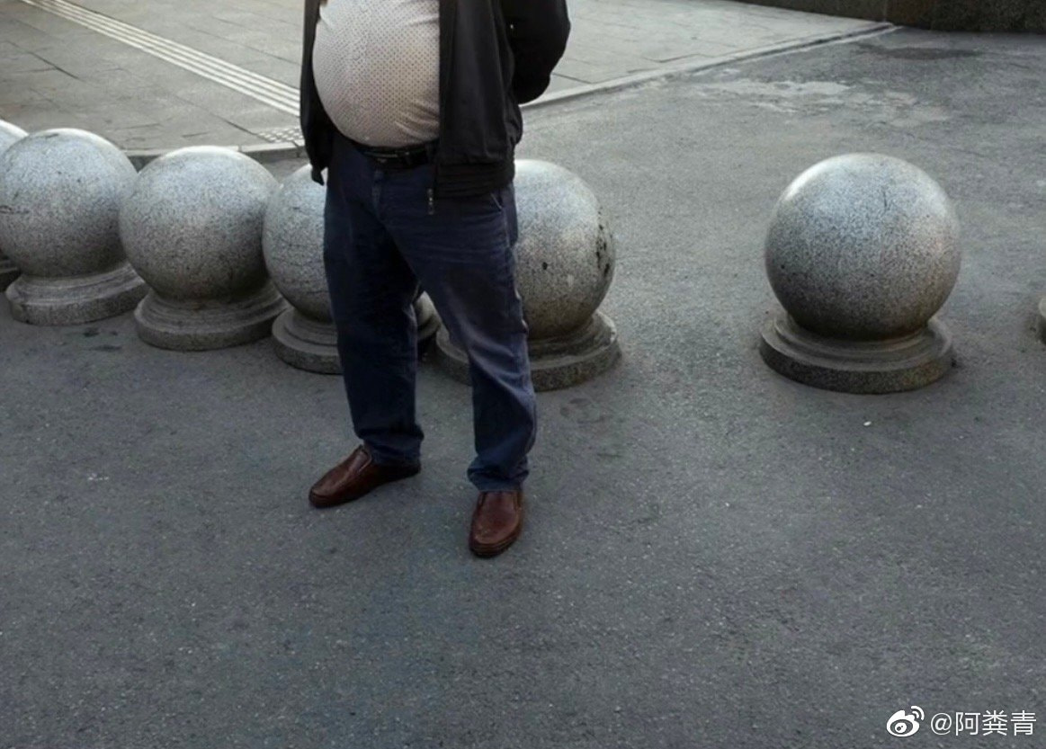 轻松一刻:见过当花瓶的,没见过当球瓶的! 轻松一刻:见过当花瓶的,没见过当球瓶的!