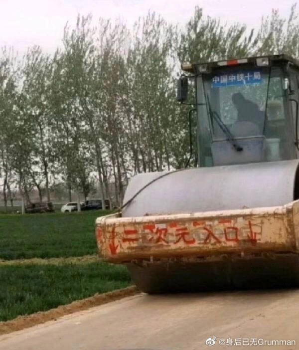 轻松一刻:见过当花瓶的,没见过当球瓶的! 轻松一刻:见过当花瓶的,没见过当球瓶的!