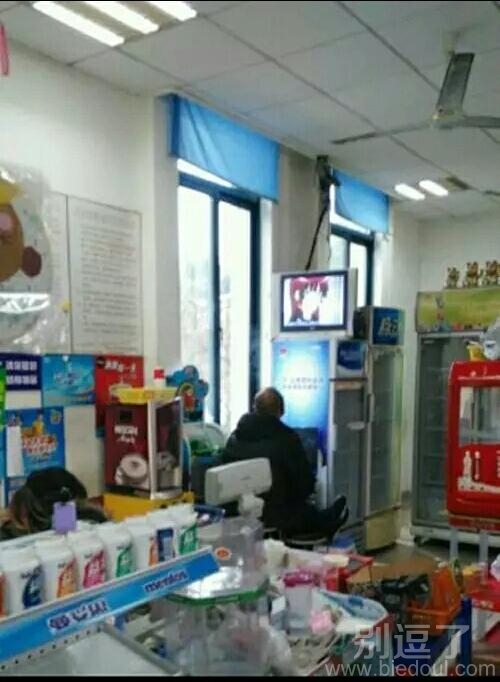 一个看电视的绅士 一个看电视的绅士