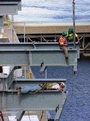 高空作业,很危险的。 高空作业,很危险的。