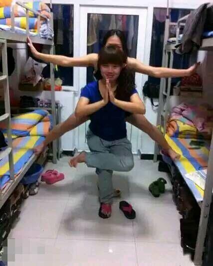 后面的妹子造型凹醉了 后面的妹子造型凹醉了