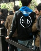 衣服后面有个傻逼。