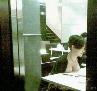 胸在桌子上的美女。