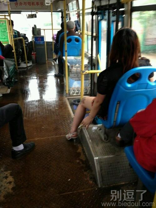 在公交车上的美女。 在公交车上的美女。